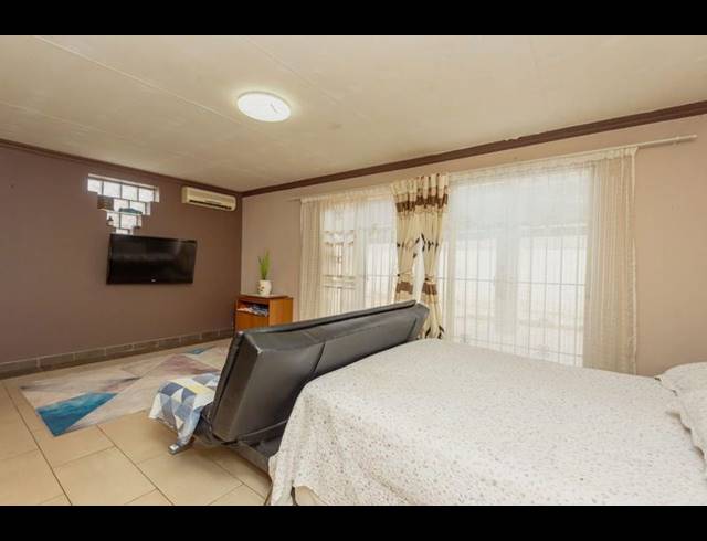 4 BEDROOM HOUSE FOR SALE IN LENASIA SOUTH